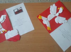 Na zdjęciu widać kartki z podziękowaniami dla Powstańców, wykonane przez uczniów klas trzecich.